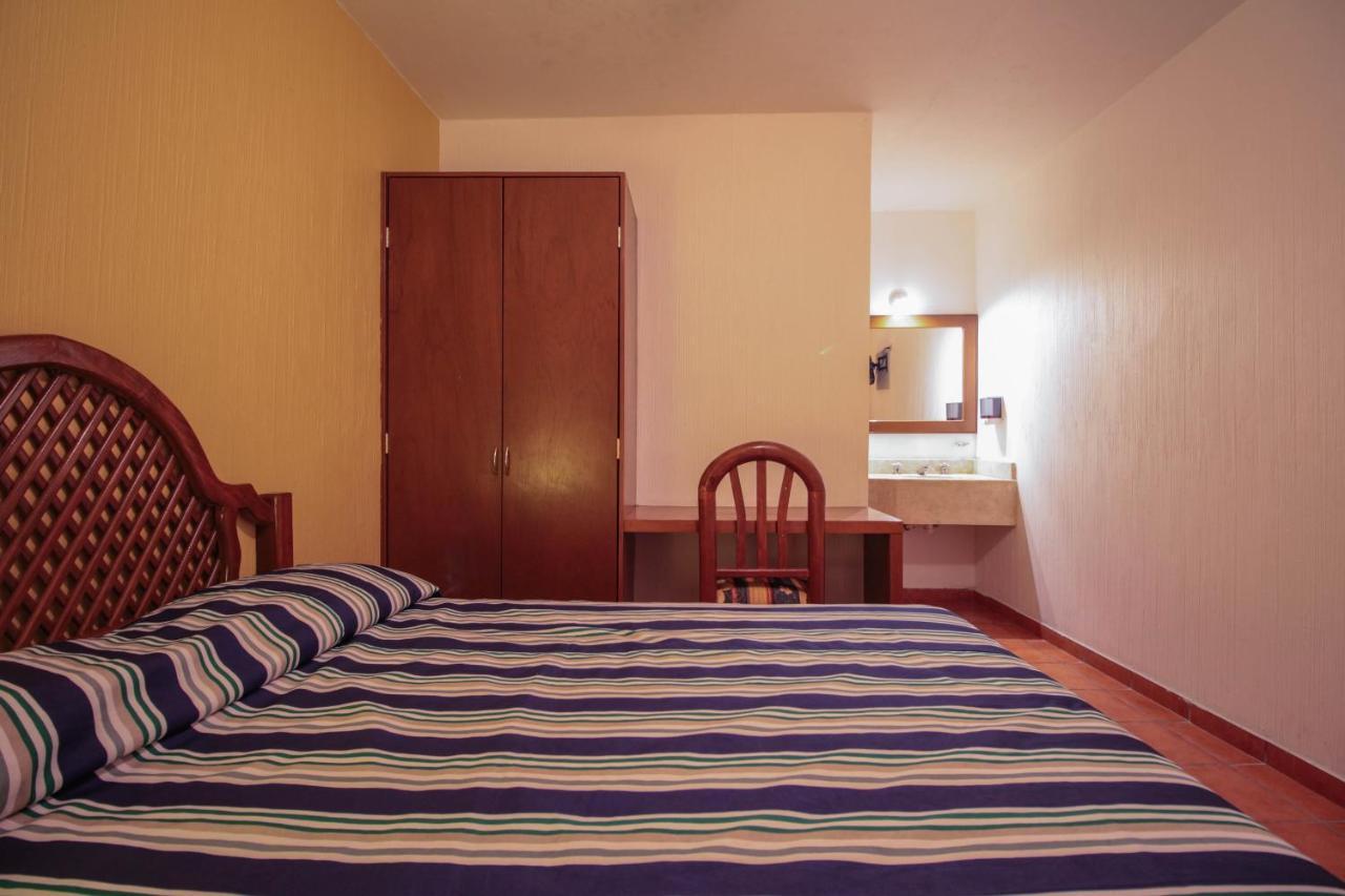 Hotel Degollado Exterior photo